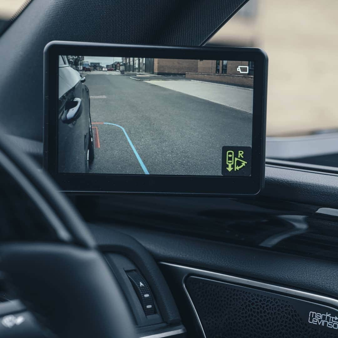 Lexus UKさんのインスタグラム写真 - (Lexus UKInstagram)「Improves your view in more ways than one. #LexusES with Digital Side-view Monitors.  #Design #CarDesign #Automotive #Lexus #LuxuryTravel #CarsofInstagram #Technology」7月23日 1時06分 - lexusuk