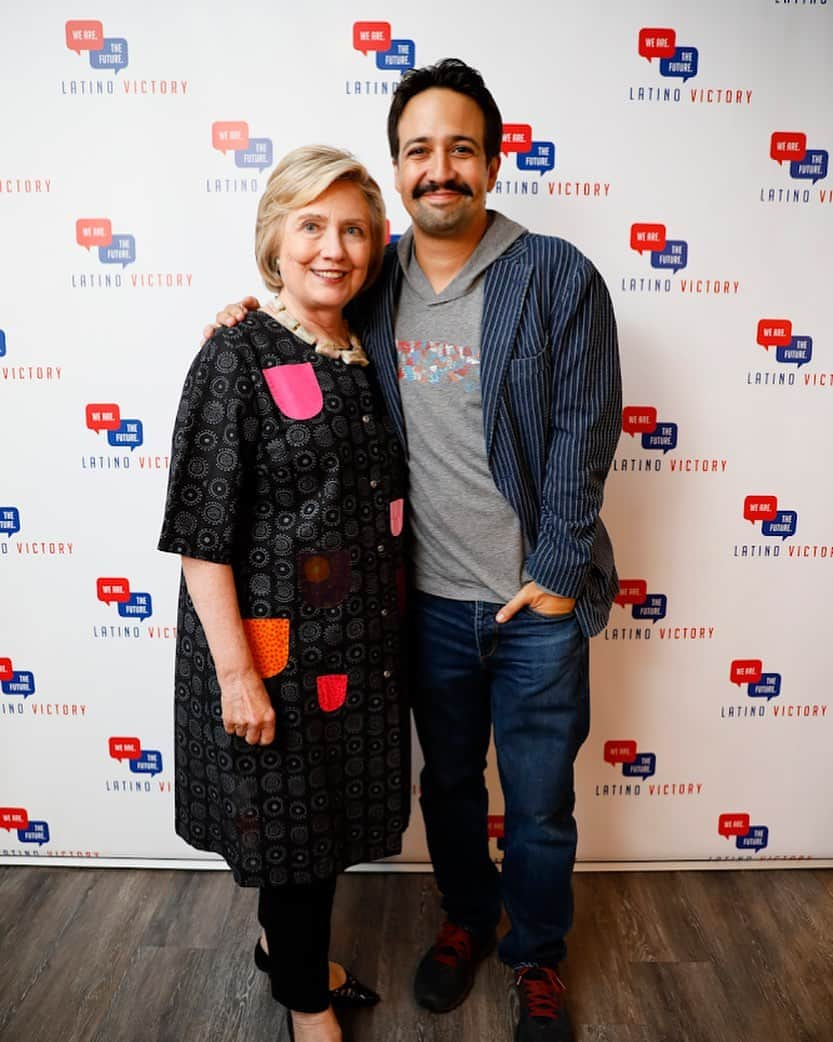 ヒラリー・クリントンさんのインスタグラム写真 - (ヒラリー・クリントンInstagram)「Dare we call it "the Zoom where it happens"? ⁣ ⁣ Register now at the link in my profile to join me and Lin-Manuel tomorrow.」7月23日 1時10分 - hillaryclinton