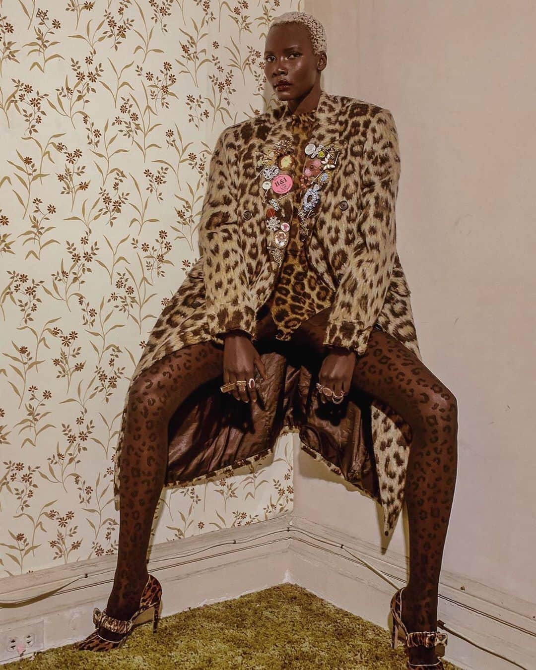 Fashion Weekのインスタグラム：「Photographer and art director @adrienneraquel's work has graced the pages of @nylonmag and @harpersbazaarus, with brands like @narsissist and @bcbgmaxazria tapping her for creative direction. Her distinctive style represents the Black female perspective in beauty and fashion. Pictured here, a shot from Raquel's editorial for Berlin’s @sleekmag, featuring @akellopatricia. Follow her at @adrienneraquel to see more of her work.⁠⠀⁠⠀ ⁠⠀ Photo by @adrienneraquel, featuring @akellopatricia, styling by @alexanderjulian ⁣⁣⁣ and @chloethedx, makeup by @raisaflowers, hair by @andrita"」