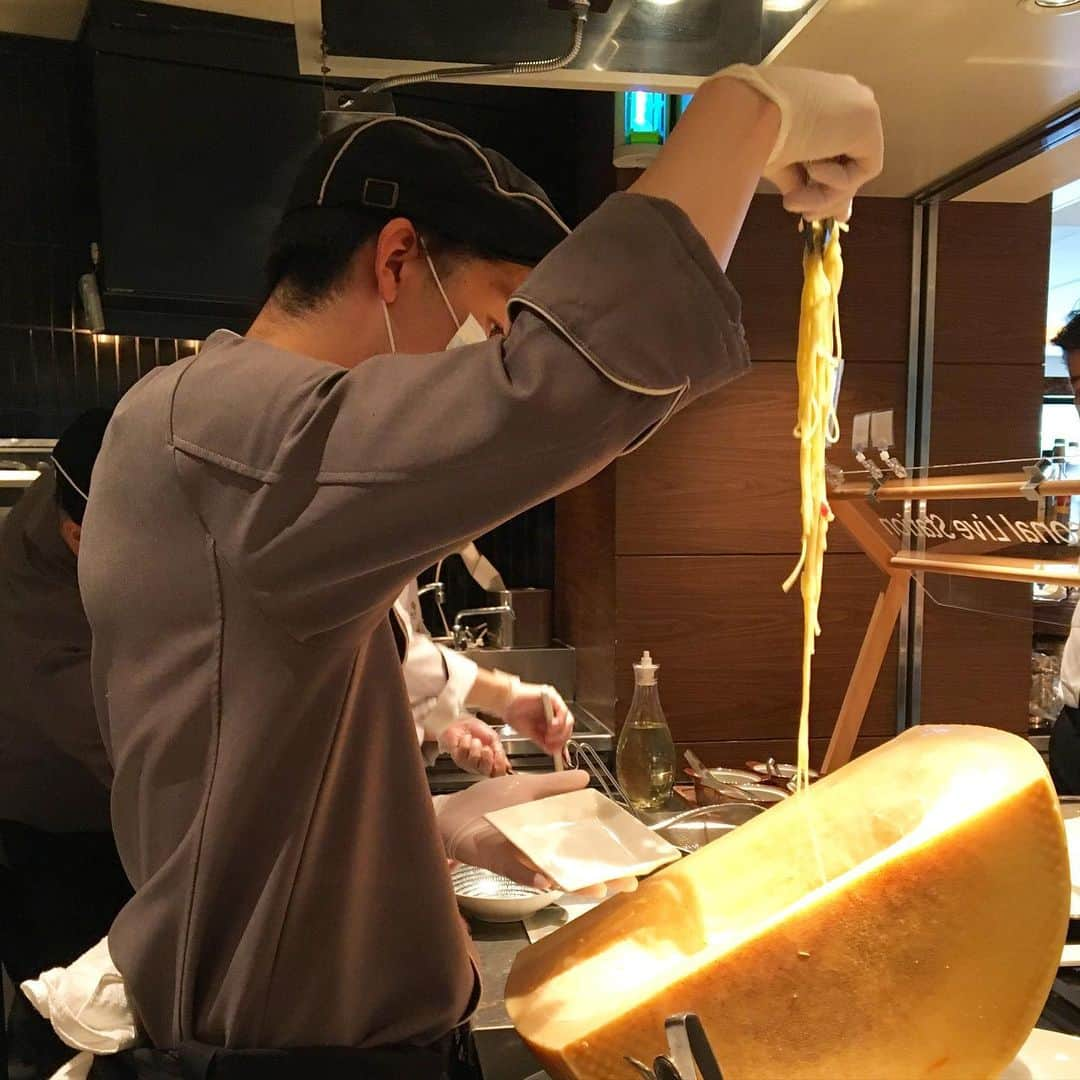 InterContinental Tokyo Bayさんのインスタグラム写真 - (InterContinental Tokyo BayInstagram)「. 7月22日よりシェフズライブキッチンが、更にライブ感溢れるスタイルで再オープンいたしました！ . 訪れた瞬間から始まる、まるで専門店のような新感覚のブッフェ体験を創造する、 オープン当初からのコンセプト【 ヘルシー・ビューティー・フレッシュ 】に新たなスタイルを加え、 【 出来立て・楽しい・おいしい 】にこだわったライブステーションが登場👨‍🍳 . シェフからのおもてなし「コラーゲンたっぷりの美肌＆健康スープ」からはじまり、 シェフズサラダバーには、8種から選べるシェフ特製サラダが並びます🥗🥧 . また、鰻やトリュフなどの高級食材を使った目の前でお作りする和風オムレツや、注文を受けてから握るお寿司、揚げたての唐揚げや天ぷら、チーズのケースで仕上げるパスタ、ローストポークやローストビーフのカッティングサービスなどライブステーションから出来立てをご提供いたします🍳🥩🍝🍤🍛🍣 . デザートはオーダーメイドパフェや、ソフトクリーム、焼き立てスイーツも楽しめ、ワクワクをお届けいたします🍰🧁🍨 . 安心安全を第一に考え、お客様にご満足いただけますよう心を込めておもてなしをいたします☺️ . #intercontinentaltokyobay  #intercontinental  #インターコンチネンタル東京ベイ  #ホテルインターコンチネンタル東京ベイ  #シェフズライブキッチン #chefslivekitchen  #ライブステーション  #グルメ #ライブ感 #出来立て  #ヘルシー #ビューティー #フレッシュ #和風オムレツ #ローストビーフ #ローストポーク #ビュッフェ #ランチビュッフェ #デザートビュッフェ #スイーツビュッフェ #ディナービュッフェ #お寿司  #ホテルビュッフェ #女子会 #記念日 #レインボーブリッジ #夜景」7月23日 1時12分 - intercontitokyobay