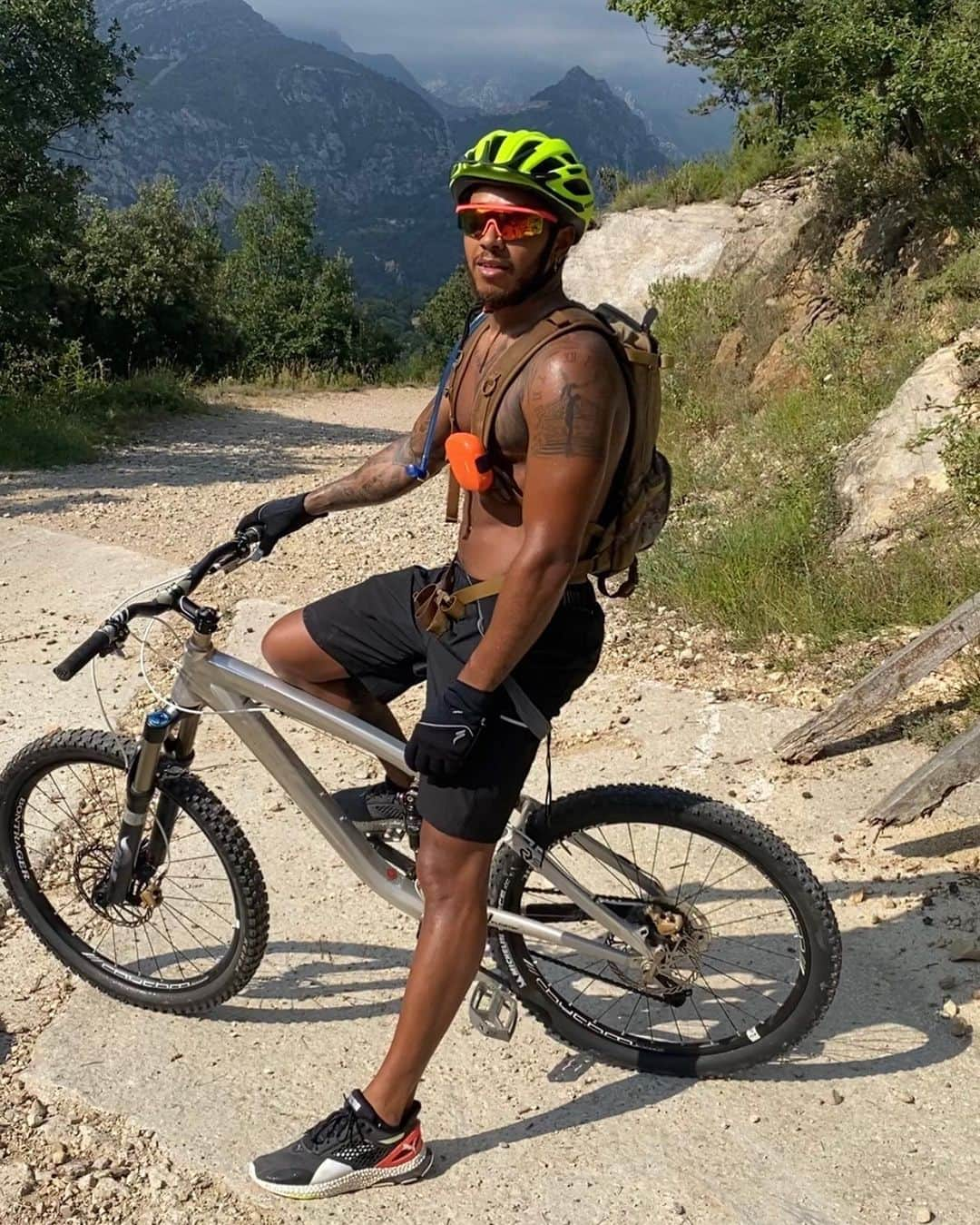 ルイス・ハミルトンさんのインスタグラム写真 - (ルイス・ハミルトンInstagram)「Haven’t been on a bike in a while, had a great workout up the mountain and got to have fun coming down. Butt sore af but gains tho 💪🏾」7月23日 1時15分 - lewishamilton