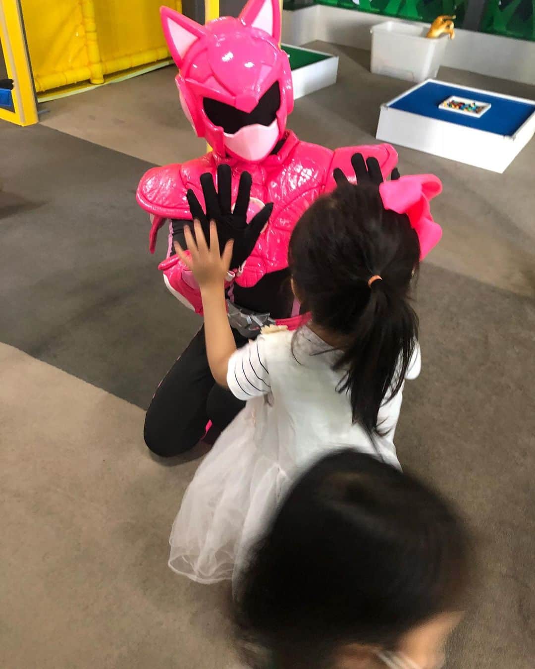 イ・セウンのインスタグラム：「💕 딸을 낳아 기르면서  ‘나중에 애가 하는 말  절대 못이길거다 ‘하는 말을 듣곤 한다 .  요즘 멋에 관심이 부쩍 많아진 아랑이는 유천 등원 전에 거울 앞에서 옷장 앞에서 긴 시간을 보내 아침에 자주 실랑이를 하게 된다 .  오늘은 머리를 묶어 주는데 몇번을 다시 묶어 달라고 해서 엄마 이제 머리 안묶어준다 ~! 하고 유치하게 버럭 하고 말았다 .  그렇게 곧장 등원 시키니 나도 맘이 안좋았다 .  하원 후 집에 돌아와 시간을 보내다 아랑이는  “난 엄마가 제일 좋고 엄마가 날 잘 챙겨주는 것도 좋은데 화났을때는 말을 살살 해주면 좋겠어 “ 라고 또박또박 매우 부드럽게 말했다 .  5살이지만 아직 만 3세인데 .. 엄마가 말로만 못이기는게 아니라 엄마가 한참 부족한 사람 이었다 . 자식은 부모의 어버이다 .  나만 정신 차리고 살면 될것 같다 😅 _ _ #아이를보며깨어있기 #흠칫」
