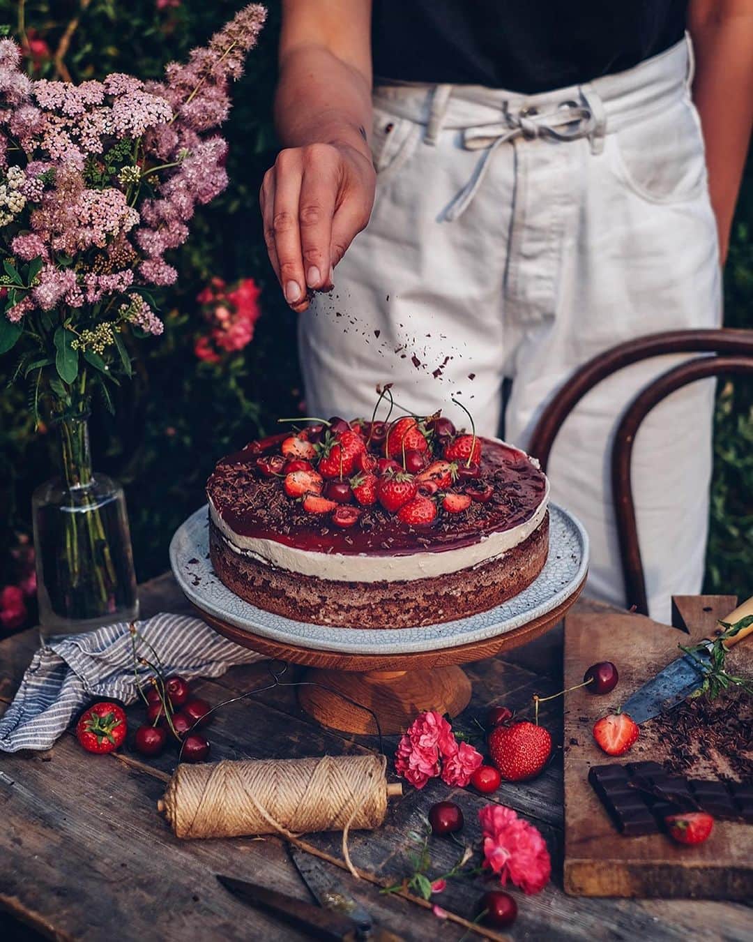 Our Food Storiesさんのインスタグラム写真 - (Our Food StoriesInstagram)「More photos from our latest blogpost💞 Get the recipe for this delicious gluten-free chocolate cherry cake via the link in profile😋 #ourfoodstories  ___ #glutenfreecake #glutenfri #glutenfrei #glutenfreerecipes #momentslikethis #fellowmag #verilymoment #countrysideliving #countrysidelife #gardeninspiration #summerfeeling #foodstylist #germanfoodblogger #foodphotographer」7月23日 1時30分 - _foodstories_