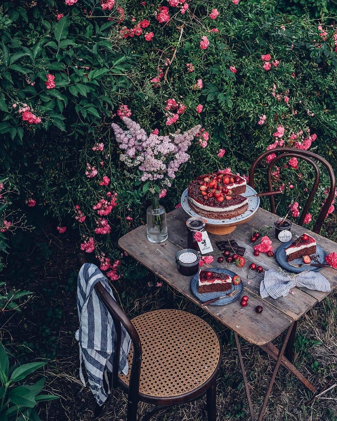 Our Food Storiesさんのインスタグラム写真 - (Our Food StoriesInstagram)「More photos from our latest blogpost💞 Get the recipe for this delicious gluten-free chocolate cherry cake via the link in profile😋 #ourfoodstories  ___ #glutenfreecake #glutenfri #glutenfrei #glutenfreerecipes #momentslikethis #fellowmag #verilymoment #countrysideliving #countrysidelife #gardeninspiration #summerfeeling #foodstylist #germanfoodblogger #foodphotographer」7月23日 1時30分 - _foodstories_