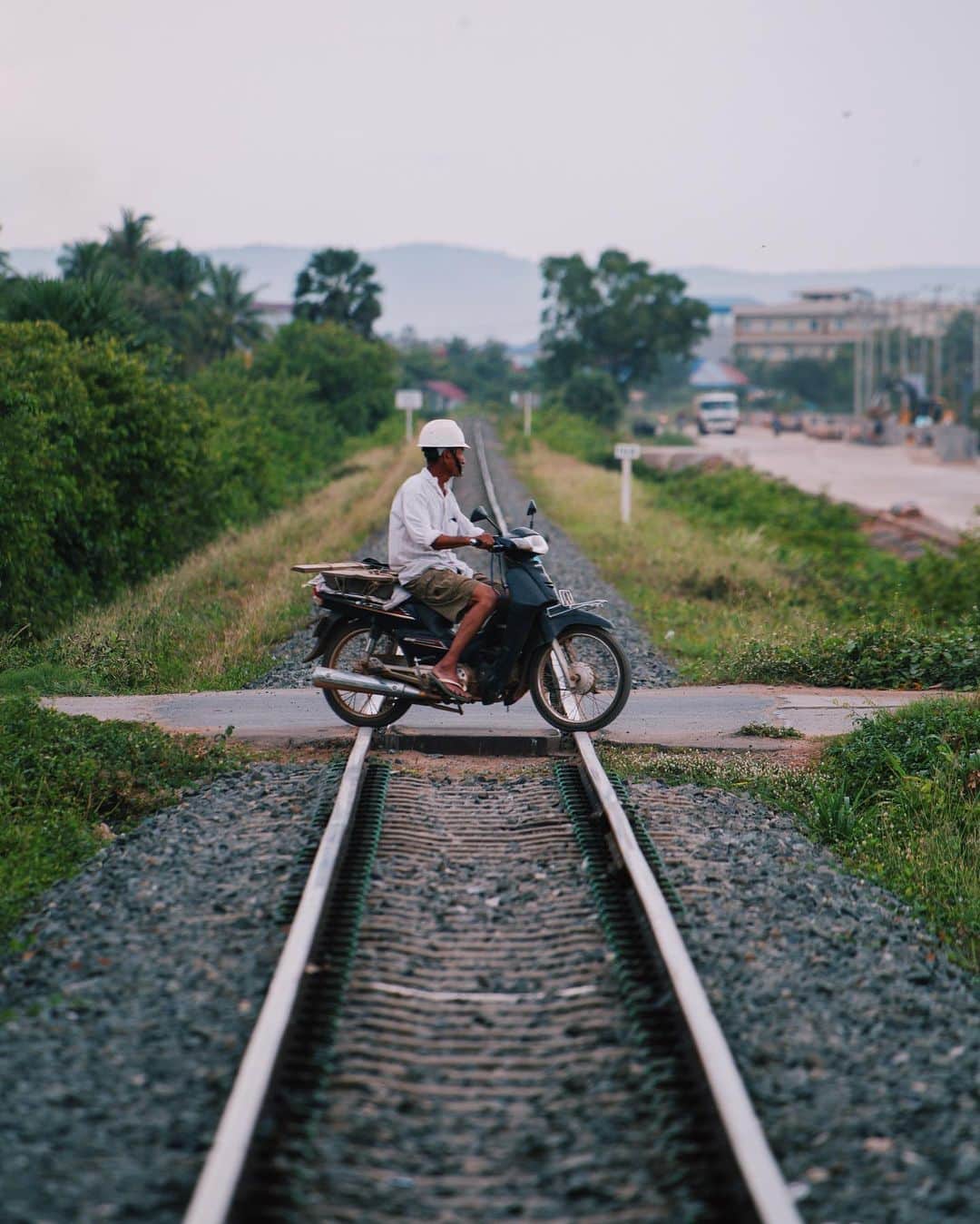 Shunsuke Miyatakeのインスタグラム：「Rural railroad tracks, Kampot, Cambodia #Hellofrom Cambodia」