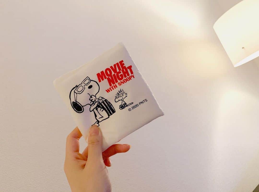 三浦サリーのインスタグラム：「. #baggu の#peanuts エコバッグが届いたー🤍 PLAZA限定デザイン、 レトロで可愛い。。 . BAGGUのエコバッグが個人的に使いやすくて、 スーパー用にスタンダードサイズ。 コンビニとか、お出かけ時の念の為用にミニサイズを愛用しております🙂 . iPhoneケースみたいに、オリジナルで簡単カスタマイズ出来るシステムならないかなあ🙄 . #エコバッグ　#スヌーピー」