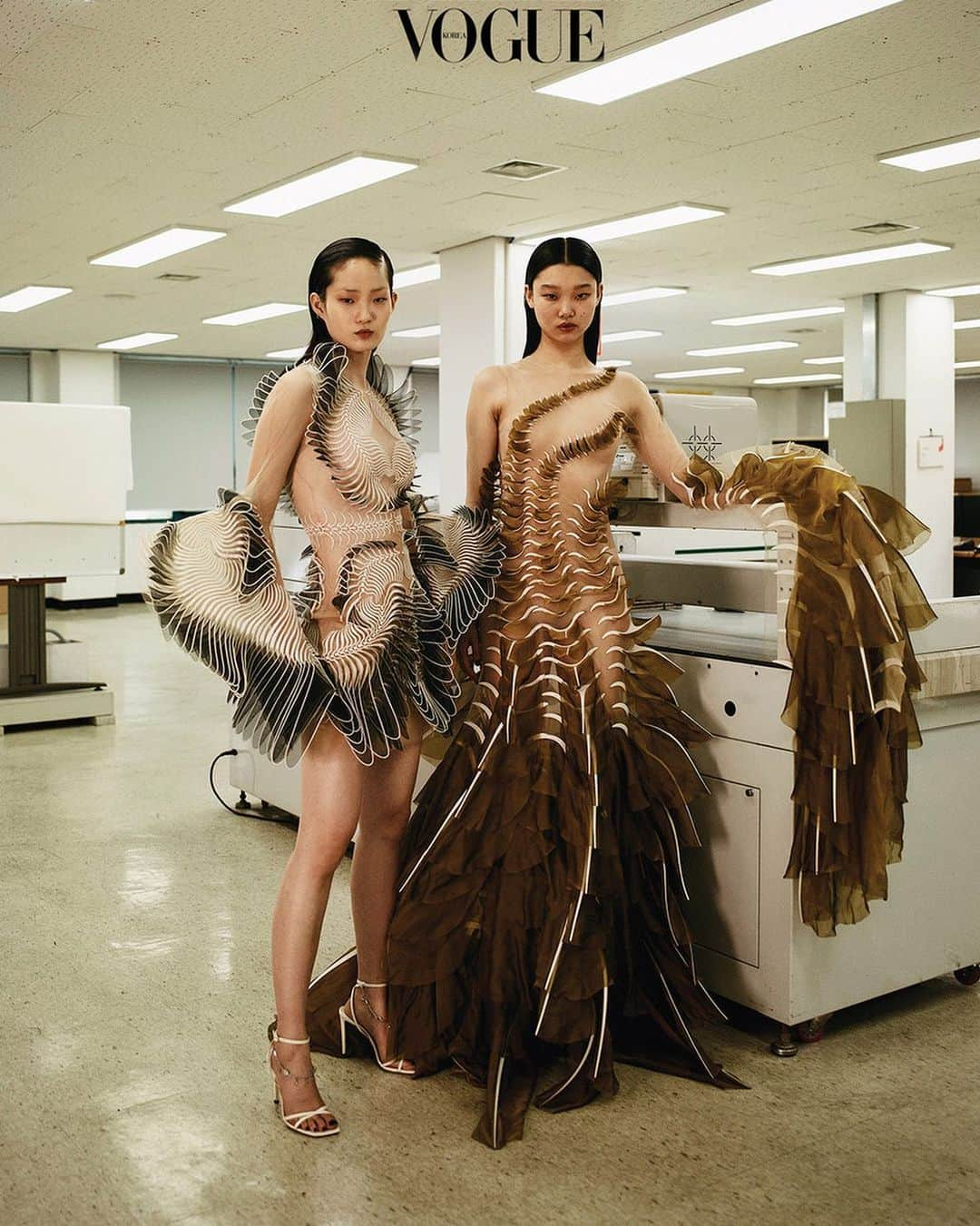 Iris Van Herpeさんのインスタグラム写真 - (Iris Van HerpeInstagram)「Fractal Flows ~ Reflecting on the changing times, @Hyeawonkang captures Sensory Seas for @VogueKorea August 2020 in the vacant office.  Photography: @hyeawonkang Models: @iamhyunjishin I @mulan_bae Editor: @ssohnyoung  #irisvanherpen #couture #sensoryseas #voguekorea」7月23日 1時25分 - irisvanherpen