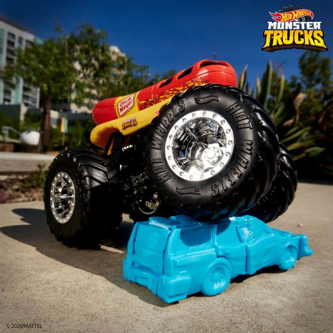 Hot Wheelsさんのインスタグラム写真 - (Hot WheelsInstagram)「Let’s be frank, who doesn’t love crushing it with #HotWheelsMonsterTrucks? #NationalHotDogDay 🌭🌭🌭」7月23日 1時30分 - hotwheelsofficial