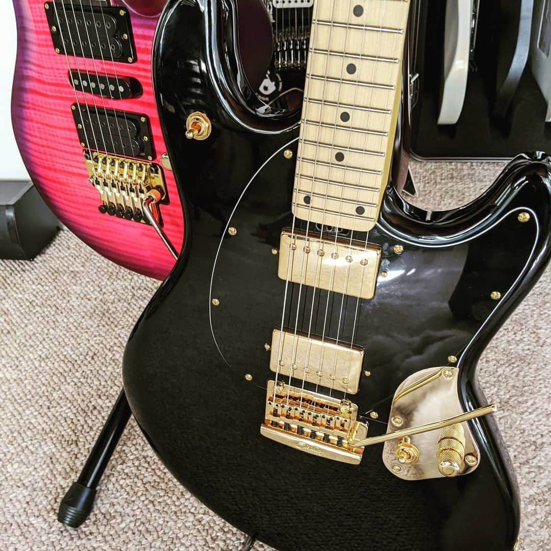ハーマン・リさんのインスタグラム写真 - (ハーマン・リInstagram)「New guitar day. Welcome to the family: @sterlingbymusicman @j4r3dd1n3s signature! Beautiful looking guitar. Love the gold hardware. Big congrats to Jared! Gonna have fun with this on livestream. 🤘🎸🤘❤️ What do you think of this guitar? . #dragonforce #hermanli #livestream #guitarcollection #vintageguitar #ernieball #musicman #guitar #jareddines #sterlingbymusicman」7月23日 1時40分 - hermanli