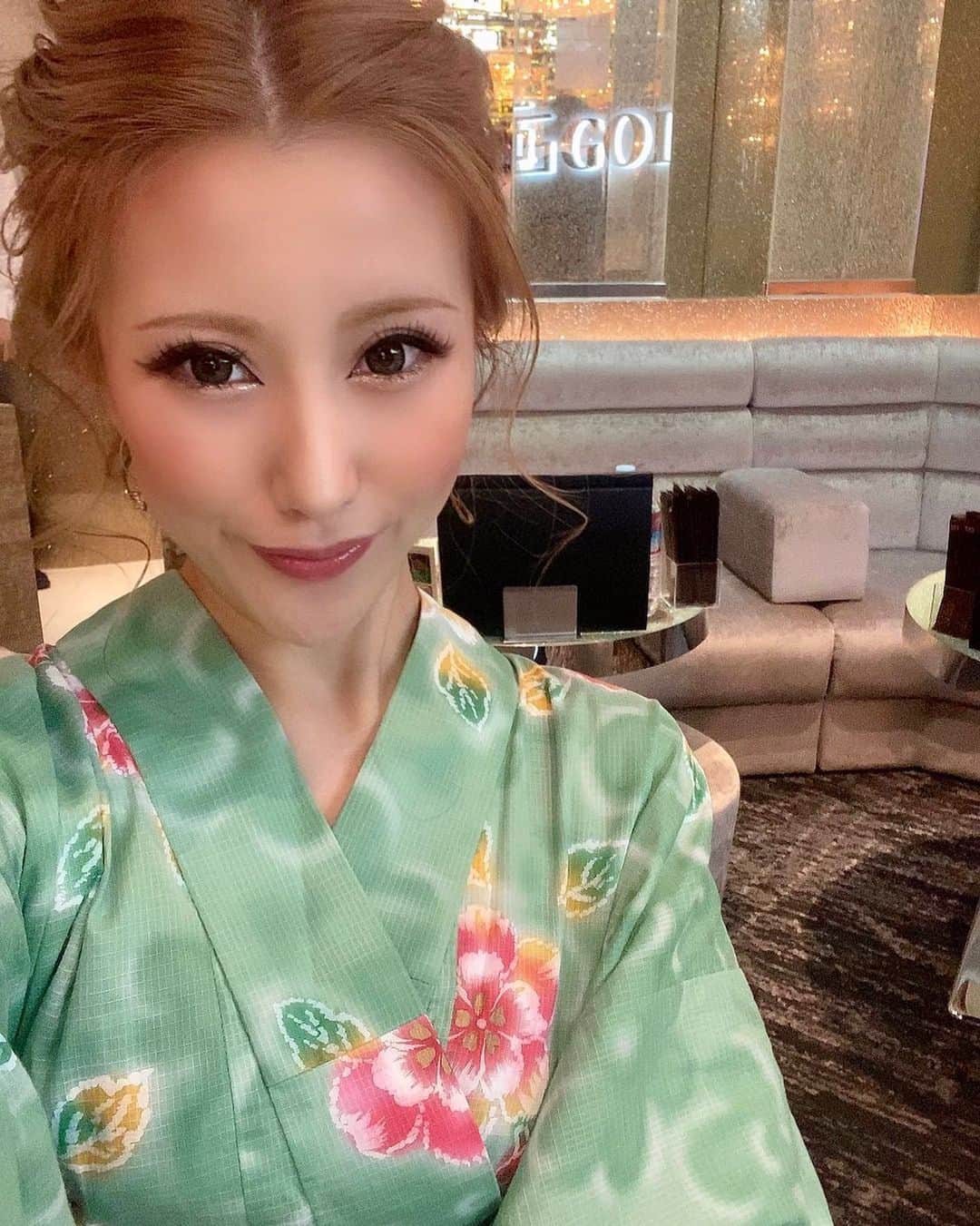 おなぎのインスタグラム：「浴衣を着ると何故か、貫禄出てると言われます。 出してるつもりは決してありません。 水商売始めて気付いたら6年くらい経ってただけ  #貫禄の消し方ググっても出てこない  #錦#キャバクラ#キャバ嬢 #浴衣ヘア#ヘアセット#夏祭り #salondegold」