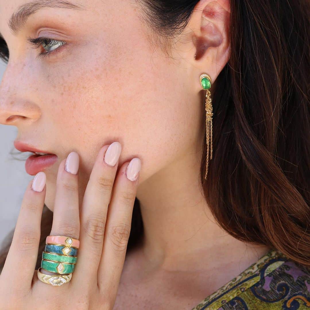 ブルックグレグソンさんのインスタグラム写真 - (ブルックグレグソンInstagram)「Crocheted, engraved , and enamel gold work detailing unique diamonds and emeralds. 💚🌈💕✨ #waterfall #earrings #engravedenamelbands #timelessjewelry #brookegregson.」7月23日 1時47分 - brookegregson