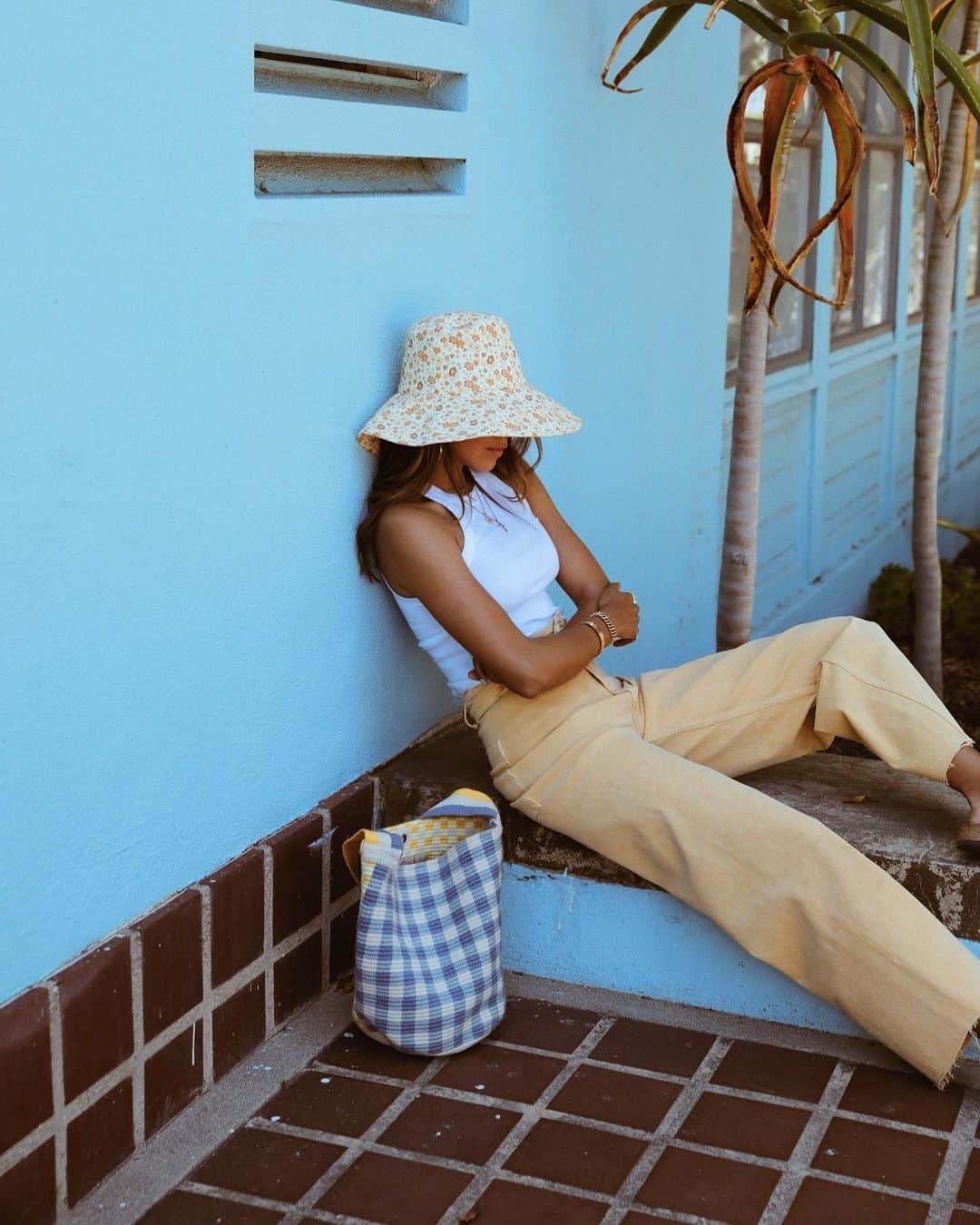 ジュリー・サリニャーナのインスタグラム：「Been very into yellow lately...can you tell? 🍯💛🌼 Also obsessed with this gingham bag by @sorayahennessy」
