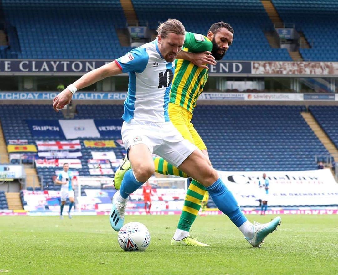 サム・ギャラガーのインスタグラム：「Last game of the season! Let’s finish it off right 🔵⚪️ @rovers」