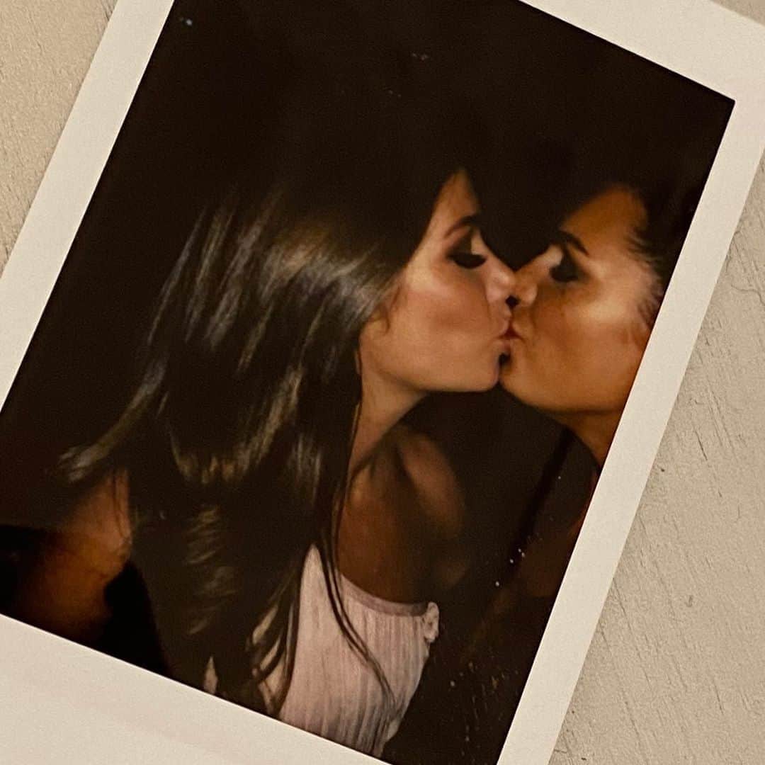 ニッキー・サンダーソンのインスタグラム：「Look what I found @fatnat22 💋  #polaroid #polaroidphoto #girls #bestie #kiss #tb #odgitandbodgit #mygirl #clearout #happyfind #picture #photograph」
