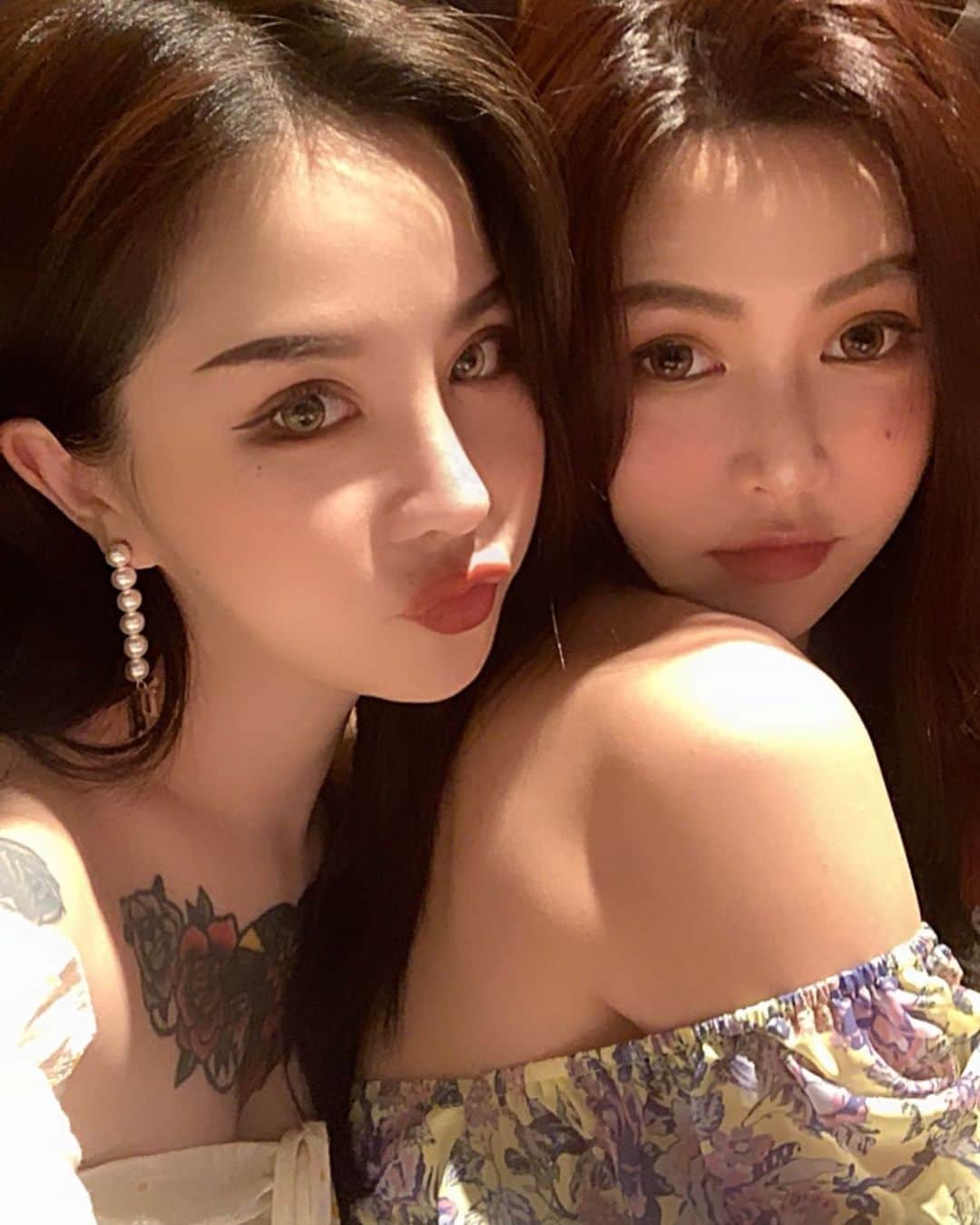 Abby Chenのインスタグラム：「難得發張合照 妳生日 @amberer_lee」