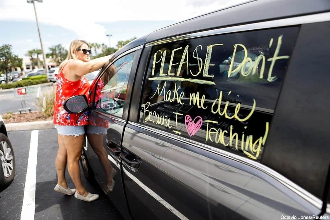 ABC Newsさんのインスタグラム写真 - (ABC NewsInstagram)「A fifth-grade teacher writes a message on a vehicle's window against reopening schools amid the coronavirus crisis. #florida #protesting #coronavirus #covid19 #schools #education」7月23日 2時05分 - abcnews