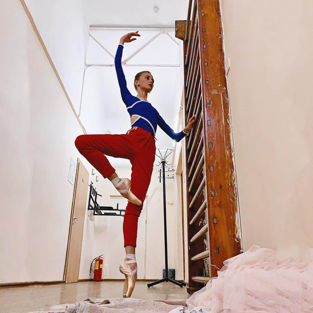 ダリア・イオノワのインスタグラム：「шла не по шоссе и не сосала сушку, а стояла на пассе и думала о плюшке 🤣  _______________________________________  #spb #saintpetersburg #mariinsky #mariinskytheatre #mariinskyballet #mariinskydancer #vaganovastudents #ballet」