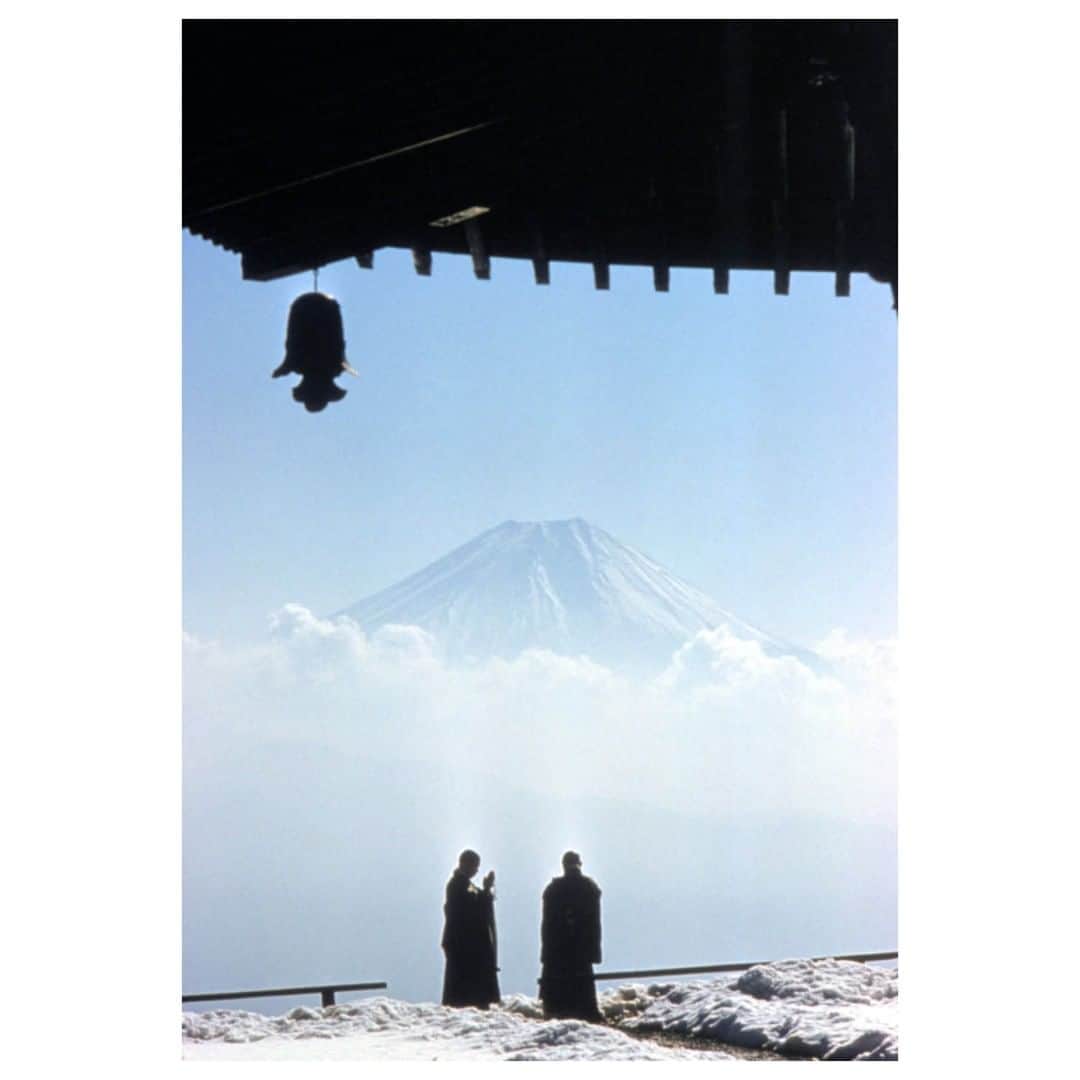 Magnum Photosさんのインスタグラム写真 - (Magnum PhotosInstagram)「“Your job is to discover, not to invent, nor to work with a preconceived notion of what you are going to discover,” wrote @burtglinnphoto, recounting a piece of advice he was given by Henri Cartier-Bresson at the start of his career.⁠ .⁠ We look at the work made by Glinn in Japan in 1961, capturing landscapes and people, alongside his reflections on the influence the agency had in his photographic practice. More at the link in bio.⁠ .⁠ PHOTO: Japan. 1961.⁠ .⁠ © @burtglinnphoto/#MagnumPhotos」7月23日 2時01分 - magnumphotos