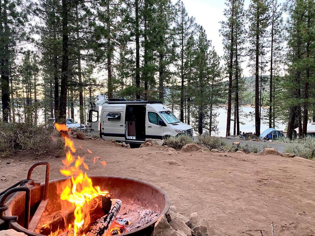 ジェイコブ・ダルトンのインスタグラム：「First time camping solo! Check out the new video live now 🤘🏼🔥  • Link in bio 🎥  #Van #SoloCamping #Revel #Revel4x4 #VanLife #Outdoors #Camping」