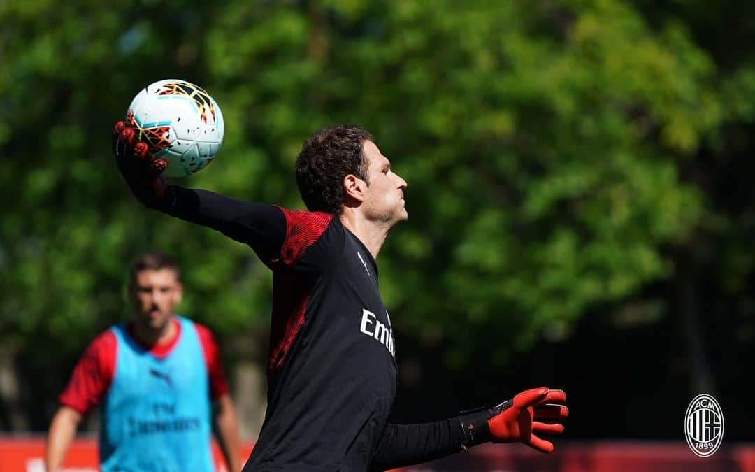 アスミル・ベゴヴィッチさんのインスタグラム写真 - (アスミル・ベゴヴィッチInstagram)「Good day of work today @ab1gk @acmilan 🆎🧤🔴⚫️」7月23日 2時03分 - asmir1