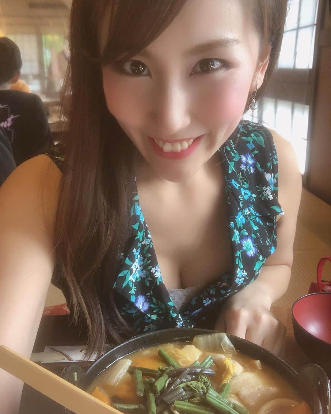 のインスタグラム：「山梨行った時の💖💖💖 ・ 念願のほうとう😋✨ ・ 具沢山😍ボリュームがすごすぎた❣️❣️ ・ この連休はおとなしく、、、旅行の写真でも見て✨✨出かけた気分になって過ごします😆♬ ・ #山梨グルメ #山梨 #ほうとう #travelgram #instatravel #girlstrip #おいしい #グルメ #instafood #instapic #💋」