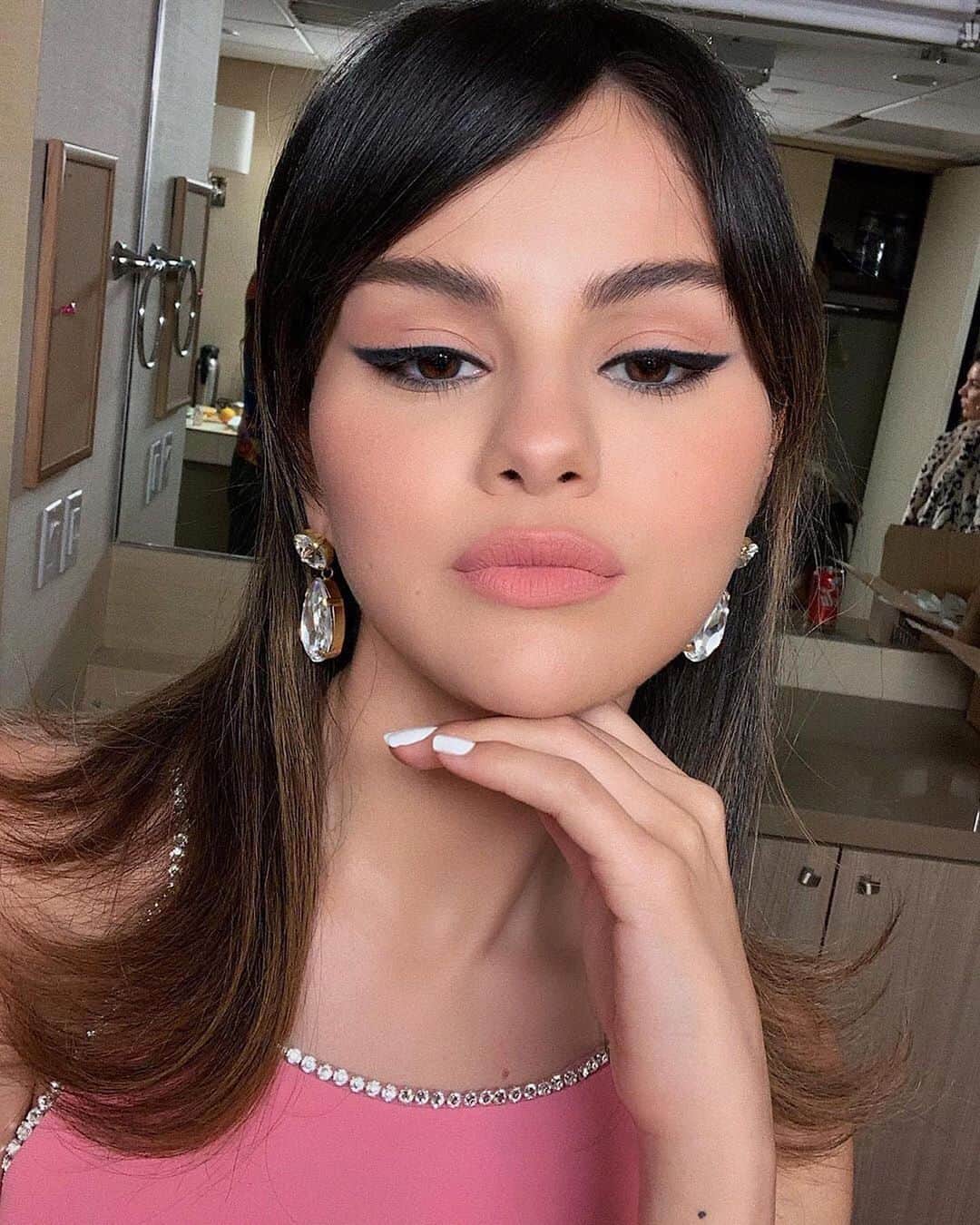 WHO WHAT WEARさんのインスタグラム写真 - (WHO WHAT WEARInstagram)「Queen of absolutely serving major beauty looks. 💋 Happy birthday, @selenagomez! photos: @hungvanngo」7月23日 2時04分 - whowhatwear