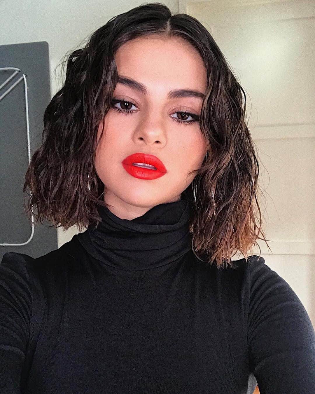 WHO WHAT WEARさんのインスタグラム写真 - (WHO WHAT WEARInstagram)「Queen of absolutely serving major beauty looks. 💋 Happy birthday, @selenagomez! photos: @hungvanngo」7月23日 2時04分 - whowhatwear