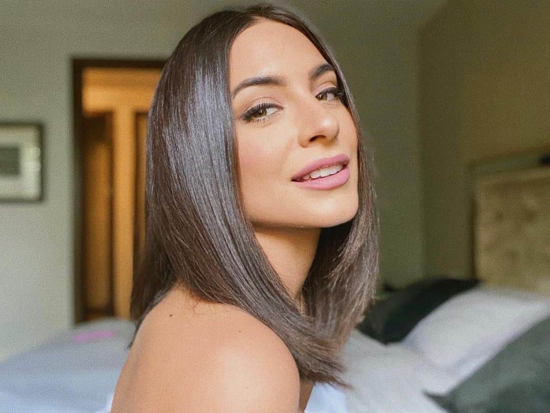 Ana Brenda Contrerasのインスタグラム：「Al final de cuentas lo que importa en la vida es que los tuyos estén bien , que hagas las cosas lo mejor que puedas y seas feliz con lo que tienes.... Para otras cosas que alimenten el espíritu y el cuerpo , maquillaje y como sacarle provecho a quedarse en casa vayan a mi canal de YouTube   Link en Bio✨🤍  ( vean el elixir ya me creció muchísimo el pelo 😱)   At the end of the day all that really matters is that your loved ones are well , you’ve done your best , and that you’re thankful for all you’ve got   And to lift your spirit up, self care tips, make up and how to make the best of your time while you stay at home go to my YouTube Chanel   ( check out the hair growth elixir mines gotten so long omg 😱 )   Link in bio ✨  Cuídense bebés 💕 A💫」