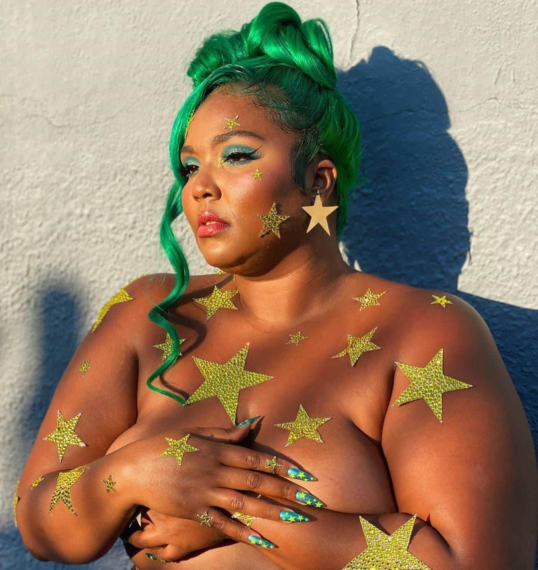 Teen Vogueさんのインスタグラム写真 - (Teen VogueInstagram)「All hail green goddess #Lizzo 🤩 Read more at the link in bio.」7月23日 2時15分 - teenvogue