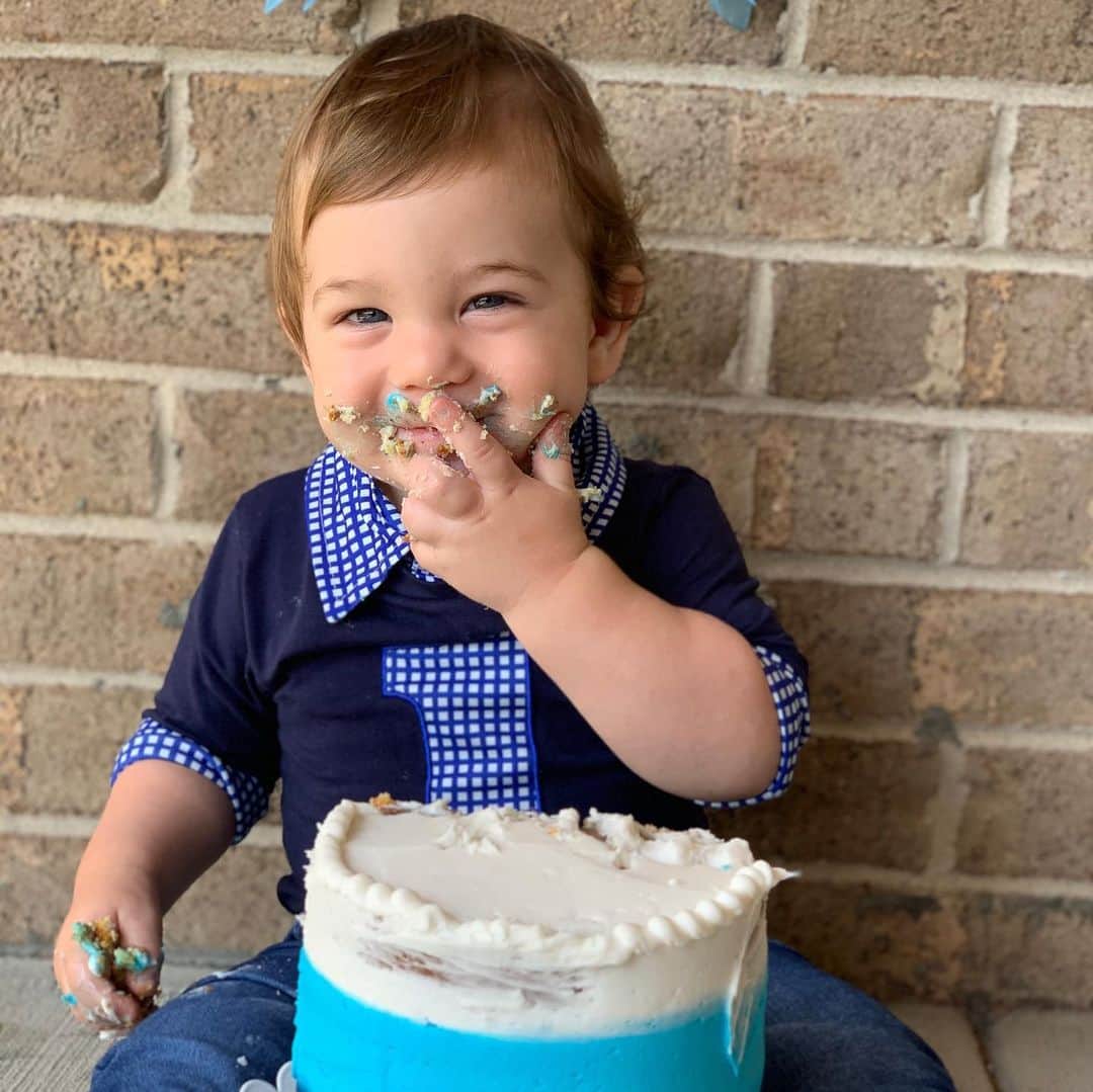 ブラッド・グザンのインスタグラム：「Happy 1st birthday to our not so little baby! Griffin you are always smiling and always on the move!  We love you so much and are so glad you are ours! 🎉🎈🎊」