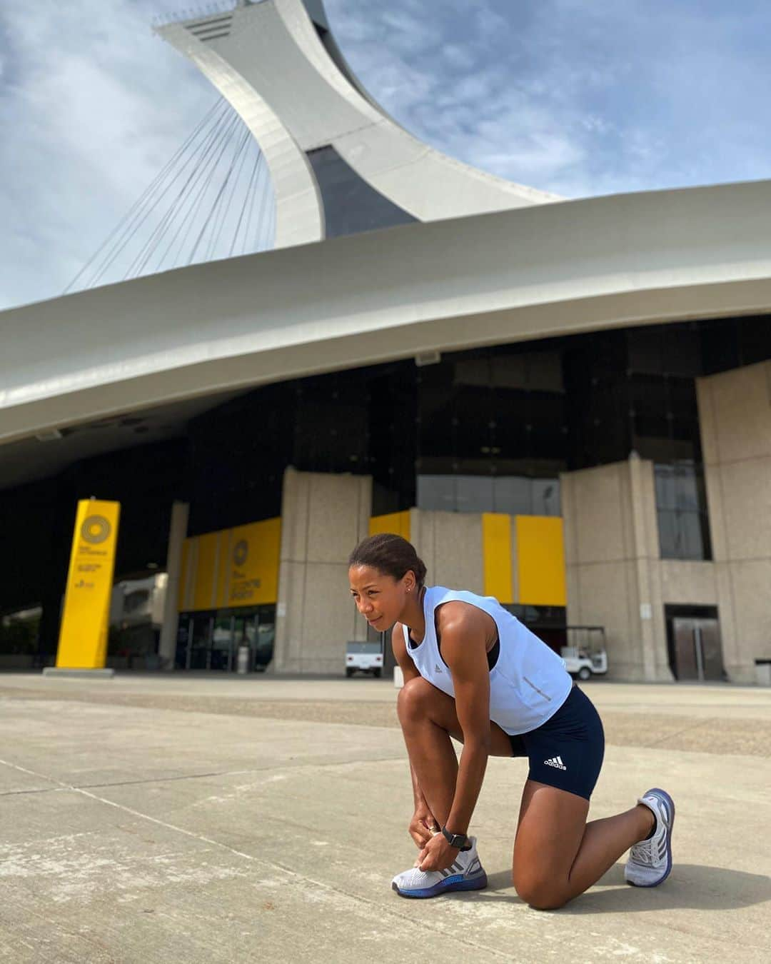 ジェニファー・アビルさんのインスタグラム写真 - (ジェニファー・アビルInstagram)「Tying my shoes because it's hump day🐫 Let's make it to friday💪 . . . #athlete #trainingmotivation #tokyo2021 #adidas #createdwithadidas #diving」7月23日 2時12分 - jennabel91