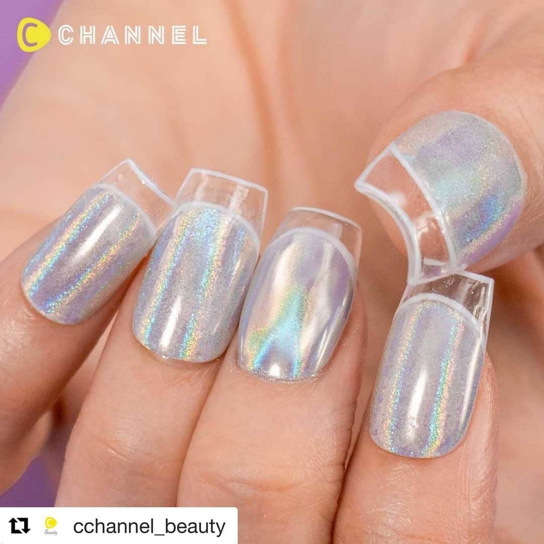 Nail Designsさんのインスタグラム写真 - (Nail DesignsInstagram)「#Repost @cchannel_beauty  ・・・ 爪先が透明💠クリアフレンチネイル💅✨ . 💖Follow me👉 @cchannel_beauty 🎵 💋Check👉 @cchannel_girls 🎶 💄C CHANNELのアプリもよろしくお願いします😊💕 . 通常のフレンチネイルとは反対に、 爪先を透明にする”クリアフレンチネイル"。 今までにない斬新な爪で、春ネイルを楽しんで♪ . 【手順】 1. 伸びていない爪の部分に白いジェルを塗る。 2. 全体にクリアジェルを塗る。 3. ネイルフォームを貼って、ミラーパウダーをのせる。 4. 余分なパウダーをはらって、ネイルフォームをはがす。 5. クリアジェルを塗る。 6. 爪先を形に沿って、白いジェルで細くなぞる。 7. クリアジェルでコーティングして完成。 . produced by esNAIL @esnail_japan . ネイルモデル募集 ネイルモデル紹介 http://nailsalonschool.com/ . . #ネイル#ネイルアート#ネイルデザイン#個性派ネイル#マニキュア#ネイルチップ#ネイル好きな人と繋がりたい#ネイル動画#ネイルデザイン2020#cchanネイル#ジェルネイル#クリアフレンチネイル#クリアエッジネイル#フレンチネイル#ミラーネイル#nails#nailart#nail#nailstagram#naildesigns#nailfashion#nailsnailsnails」7月23日 2時17分 - nailartfeature