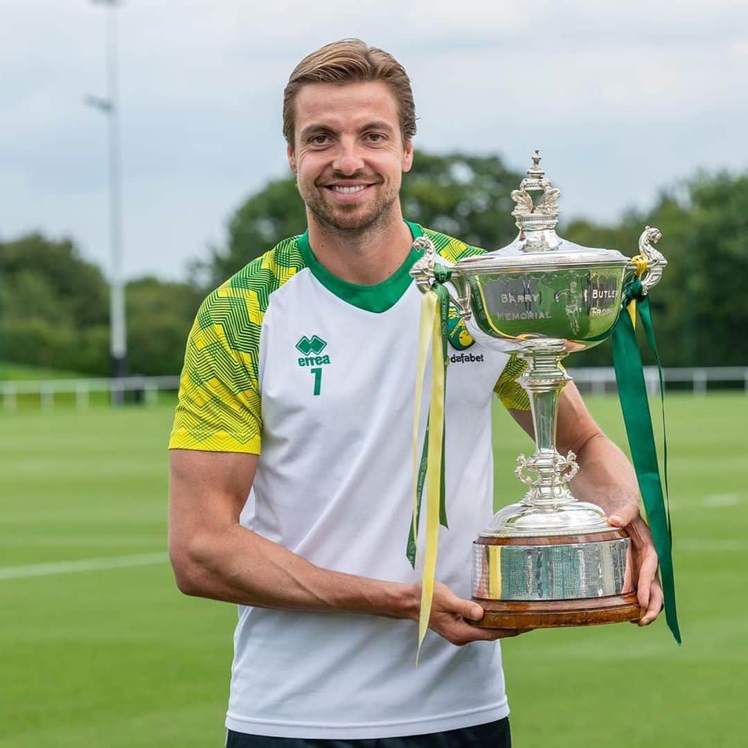 ティム・クルルのインスタグラム：「Thank you everyone who voted for me.. It’s a honour to win this Barry Butler Memorial Trophy 🏆🔰..」