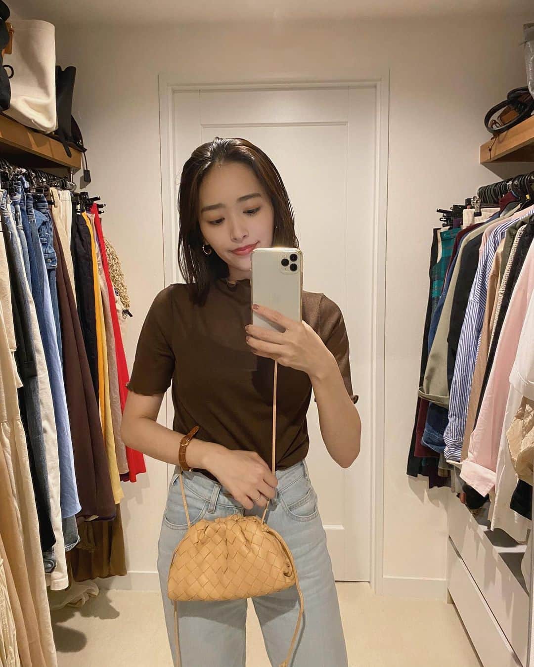 近藤千尋のインスタグラム：「今日もお疲れ様でした☺️❤️ 珍しくクローゼットでの写真🤳 YouTube始めたら、 ルームツアーとかしようかな…😮 誰か興味あるかな…笑😮😮😮😮  連休はステイホームの予定です🏠❤︎」