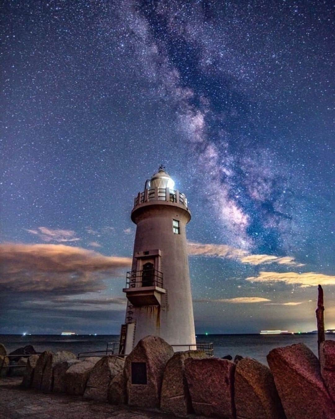 JALさんのインスタグラム写真 - (JALInstagram)「. The Milky Way is a moody backdrop to the Cape Irago Lighthouse. #FreshAirJuly  海を優しく照らす #伊良湖岬灯台 と天の川✨ . . Photo by @minato_sakata Post your memories with #FlyJAL  #JapanAirlines #japan #aichi #japan_night_view」7月22日 17時30分 - japanairlines_jal