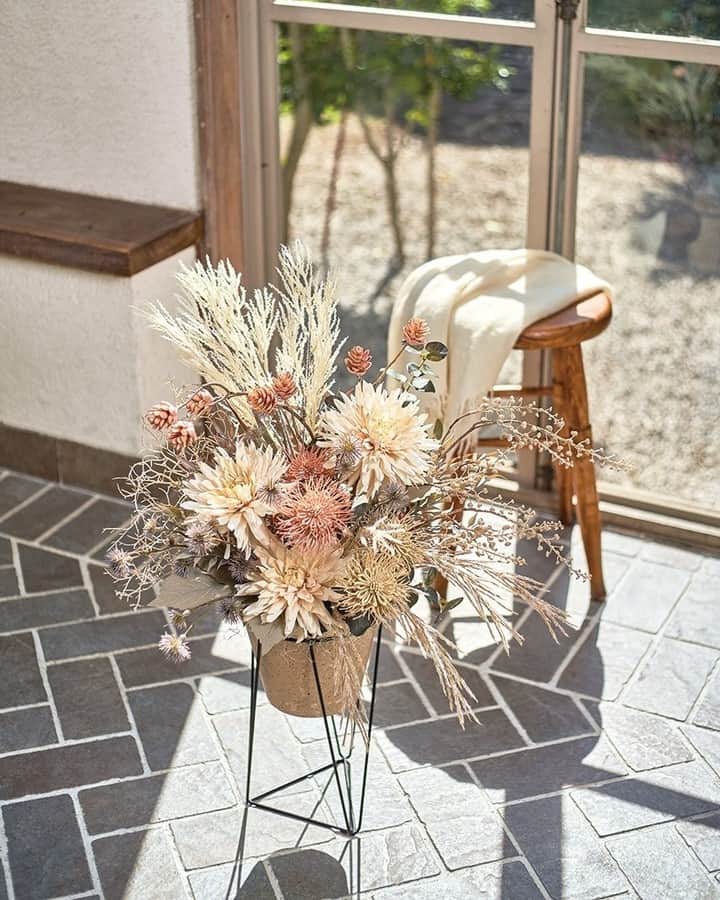 東京堂アーティフィシャルフラワーMAGIQのインスタグラム：「・ 『Autumn＆Winter　Collection　2020』  【and fluffy(アンド　フラッフィー）】 ・ 少し涼しい季節になったら ふわふわと柔らかなパンパスやドライタッチの草花を お部屋に取り入れてみませんか。 やさしい温もりのある風合いが 心地良い秋の風を運んで来てくれそう。 ・ GS4008　エシカルコーヒーポットL KU700　ワイヤースタンドS FM3891-2　コローレバンクシア FM3891-13　コローレバンクシア FM5174-37　シュクルリーダリア FM2975-15　アンティークシスル FM3893-2　コローレパインコーン FM3894-13　コローレベリー FM135-37　テールパンパスグラス FM1902-13　リードグラスバンドル FG3013　ウォッシュコーラル FG3295-17　モナークユーカリ FM1385　アンティークべりーブランチ DO60520-11　シサル麻"  ・ 【サマードアリース　キャンペーン】開催中！ ＊期間：７月９日（木）～７月３１日（金） ＊発表：８月６日（木）・７日（金） ＊入賞者：６名 応募は簡単！ 以下参加方法にて、どなたでも参加OKです！ ・ ◎参加方法 ① @magiq.jp をフォロー ② #magiqサマードアリース2020 をタグ付けて 投稿して下さい！    皆さまの参加お待ちしております！！ ・ #TOKYODO #MAGIQ #MAGIQのある暮らし #東京堂 #アーティフィシャルフラワー #アーティフィシャル #アートフラワー #造花 #花のある暮らし #花好きな人と繋がりたい #フラワーデザイン #フラワーアレンジメント#パンパスグラス  #フラワーアレンジ #アレンジメント #花を飾る #artificial #artificialflower #flowerofinstagram #flowersoninstagram #autumnflowers  #花藝 #꽃스타그램 #조화」