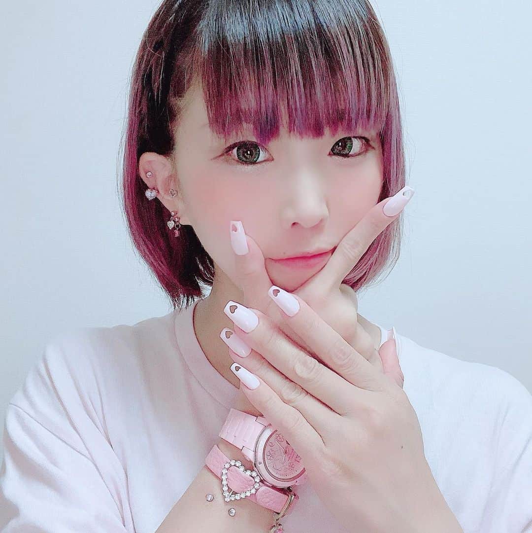 RINGOのインスタグラム：「🍓🥛🥛 #いちごにゅーにゅー 色💅 ネイルも服も時計もブレスレットもいちごにゅーにゅー色やったw • ひさびさの長いつめー💖 ハートにくりぬかれてるねん☺️💖 • #パンチングネイル #esnail #esnail_shibuya #ピアスコーデ #medistore #ボディピアス #トラガス #アウターコンク #ヘリックス #セルフピアッシング #サーフェイスピアス #リストピアス」