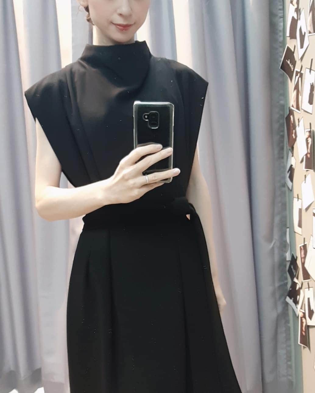 瞳ゆゆのインスタグラム：「展示会に行ってきました🎽  このワンピース、首の感じがとても好き！ 後ろも可愛い♥️ 重めの素材も好み。  結果、全部好み！  #ezick #エジック #展示会」