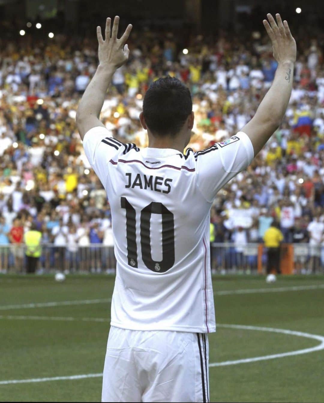 LFPさんのインスタグラム写真 - (LFPInstagram)「🔙🤍🇨🇴 #OnThisDay in 2️⃣0️⃣1️⃣4️⃣, @jamesrodriguez10 was unveiled as a 🆕 @realmadrid player at Santiago Bernabéu! • 🔙🤍🇨🇴 ¡#TalDíaComoHoy en 2️⃣0️⃣1️⃣4️⃣, #JamesRodríguez vestía por primera vez los colores del #RealMadrid en el Santiago Bernabéu! • #LaLiga #LaLigaSantander #Football」7月22日 17時29分 - laliga
