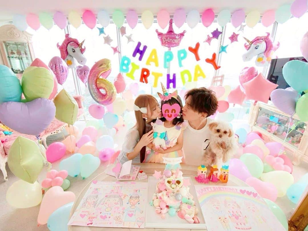 寿リリカさんのインスタグラム写真 - (寿リリカInstagram)「♡ 🌈2020.7.21🌈 🦄🎀🎈birthday🎈🎀🦄 娘が6さいになりました👧💕💕 ♡ ままとぱぱのもとに生まれてきてくれてありがとう💗✨💗✨ ♡ #mysweetangel 💋🍀」7月22日 17時39分 - ririkakotobuki