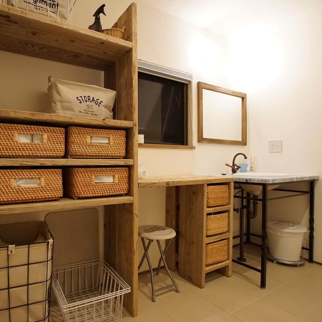 のインスタグラム：「🏡 洗面室の収納棚は、カゴぴったりに合わせて手作り。木部はあえて塗装せず、明るい色目に。   ・  ------------------------------------------- 🏡LINE友達追加  毎週イベント情報や豆知識を配信♪  こちら👉@sh.lineinfo  ------------------------------------------- 🏠さつまホームメインページ  オシャレな施工例を配信中！  こちら👉@satsumahome  ------------------------------------------- 🏠さつまホーム資料請求専用ページ  資料請求ご希望の方は  こちら👉@sh.request  ------------------------------------------- 🏠さつまホームイベント専用ページ  イベント情報・予約をご希望の方は  こちら👉@sh.eventinfo  ------------------------------------------- ・  #さつまホーム #無添加住宅 #漆喰 #無垢床 #箕面 #北摂 #goooodhome #くらし #instahouse #instahome #施工例 #注文住宅 #洗面所 #洗面所収納 #造作家具 #造作洗面台 #造作棚 #ぴったり収納 #収納 #手作り家具 #手作り #無塗装 #オリジナル #オリジナル収納 #ナチュラル #ナチュラル洗面 #お家づくり #造作 #鏡 #カゴ」