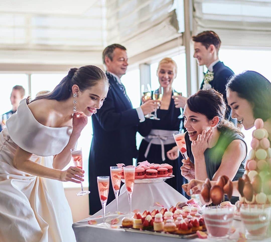 スイスホテルロマンスさんのインスタグラム写真 - (スイスホテルロマンスInstagram)「披露宴づくりのコツは「シェア」すること。美味しい をシェアして幸せを感じて 笑顔で過ごして 涙も流したひとときが 未来で共通の思い出になったとき「あの結婚式は本当に良かった」となるでしょう。#ここからはじまりここから繋がる  #スイスホテル花嫁  #洗練された時  #スイスホテル南海大阪  #スイスホテルウエディング  #スイスホテルロマンス  #大阪結婚式  #ホテルウエディング  #ホテル婚  #swissotelnankaiosaka  #swissotelwedding  #swissotelromance  #osakawedding  #wedding  #hotelwedding」7月22日 17時36分 - swissotel_wedding