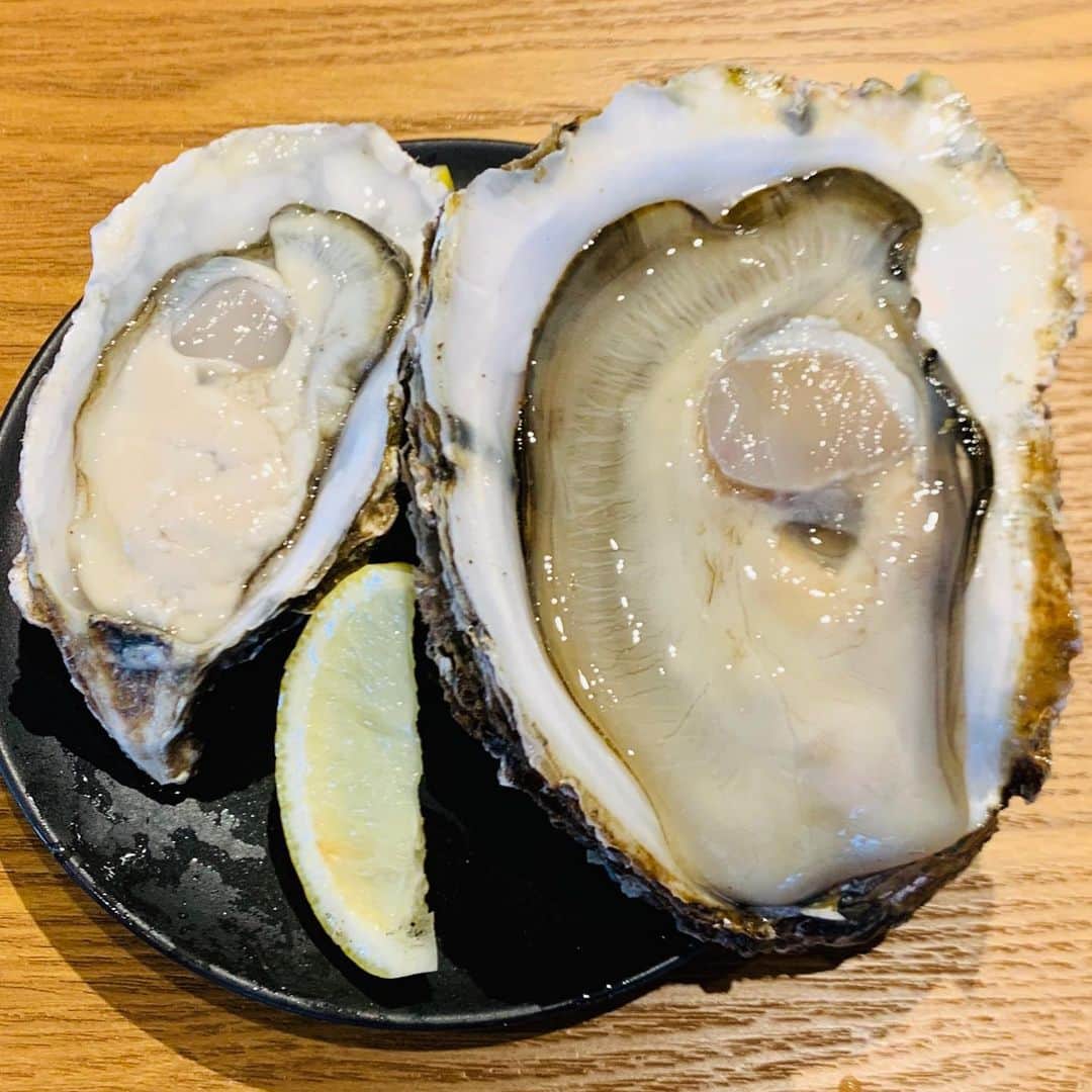 のインスタグラム：「ブリっと大きい五島列島の岩がき‼️  真牡蠣と並べるとその差は歴然😉 なんと美味しそうなのでしょう。。  冷えてるビールや、ワイン、日本酒といかがでしょうか🤤🤤🤤  本日も皆様の御来店お待ちしております❤️ #uokinstagram#uokin#yokohama#魚金#牡蠣#oysters#魚好きな人と繋がりたい#マグロバンクウオキン#美味しいもの#牡蠣好き#東京グルメ#横浜グルメ#dinner#lunch#日本酒#yummy」