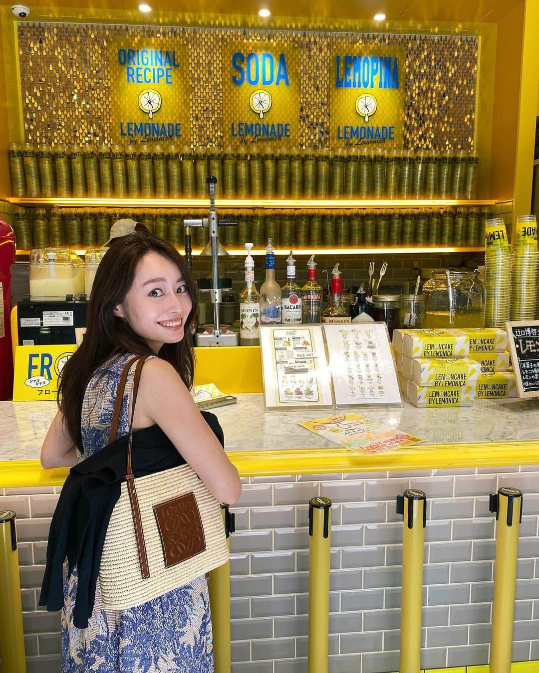 小祝麻里亜のインスタグラム：「美肌アプリで撮ったみたいに顔が明るく撮れて恐るべし、iPhone11pro📱ポートレートじゃなくて普通モード？なのに！←早く変えたくなる一方です。笑 私のiPhoneは暗く撮れます🥺🥺 ． ． 写真は貸し切ってないけど、貸切みたいになったから、マスク外させてもらってパシャリ🥰🥤 ． 生搾りスクイージーにしました🍋🍊 ． ．＿＿＿＿＿＿＿＿ #outfit #coordinate #look #instafashion #lemonade #셀스타그램 #얼스타그램 #코디 #스타일링 #데일리 #데일리룩 #오오티디 #레모네이드」