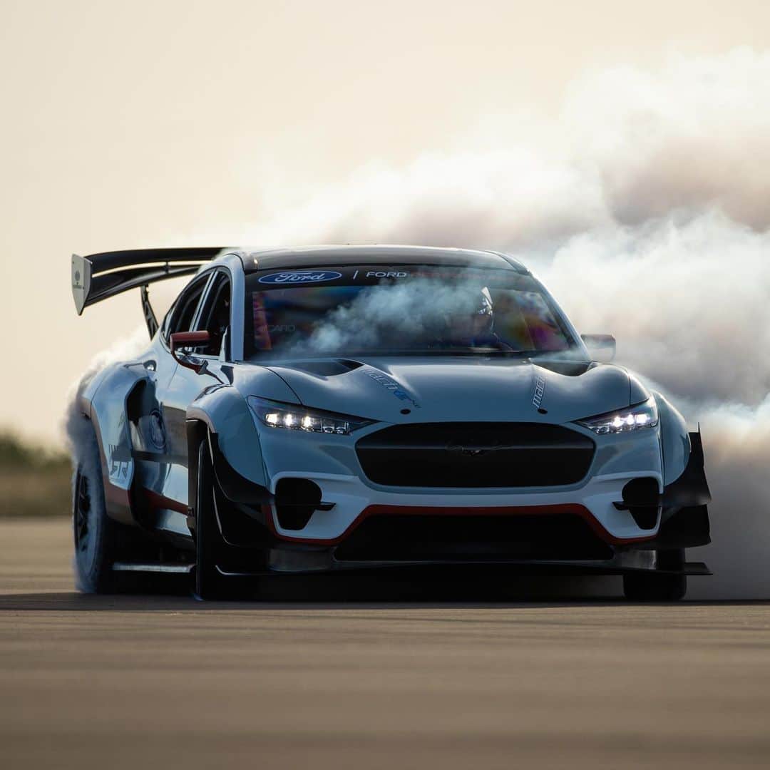 HYPEBEASTさんのインスタグラム写真 - (HYPEBEASTInstagram)「@hypebeastcarclub: @ford has unveiled its latest Mustang MACH-E 1400 prototype. Constructed with a drift car in mind, it impressively pushes out a staggering 1,400 horsepower thanks to a seven-motor configuration, along with 2,300 pound-feet of torque and 2,300 pounds of downforce when traveling at 160 mph. Find out more details via the link in our bio.⁠⠀ Photo: Ford」7月22日 17時47分 - hypebeast