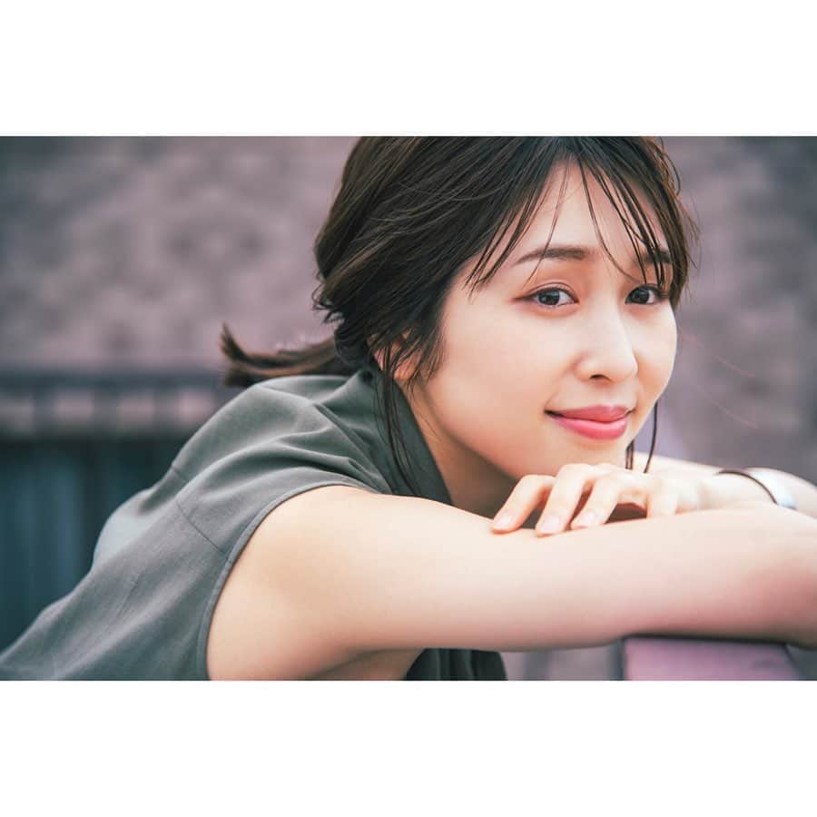 成田沙季のインスタグラム：「作品撮りの続き。 私自身も気に入っている作品。 昼間は眩しくてなかなか目が開けられなかったので夕方に撮ってもらったのも良い思い出です😂笑 📷camera 藤井マルセル @maru_1111 💄make 寺下舞 @maiterashita」