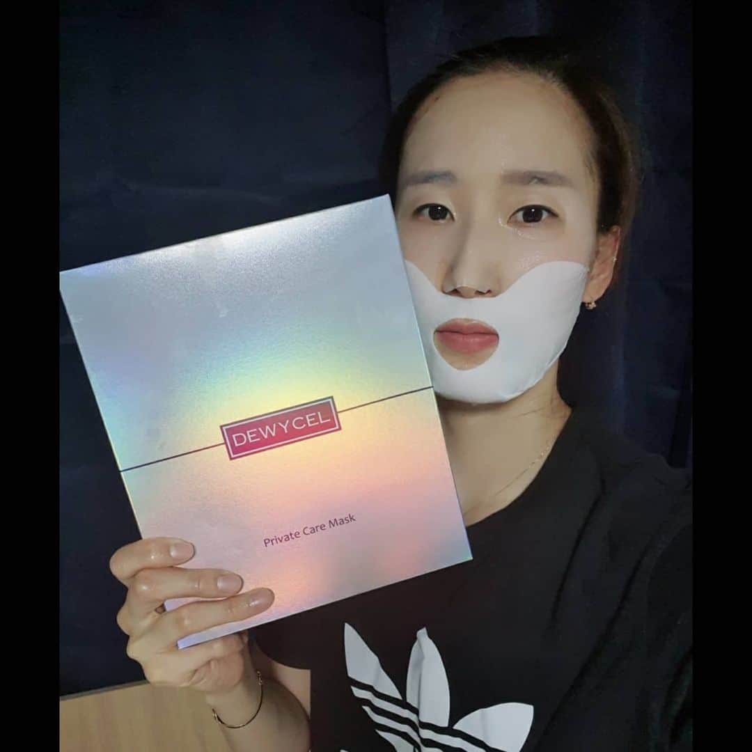 張藝娜のインスタグラム：「요즘 마스크를 열심히 착용하다보니 피부 트러블에 푸석해지기까지해서 속상했는데 듀이셀팩 하나로 피부진정에 미백 주름개선까지 🤭 최고 👍   #듀이셀#듀이셀마스크팩#VVIP마스크팩#올리브영#ad #부끄」