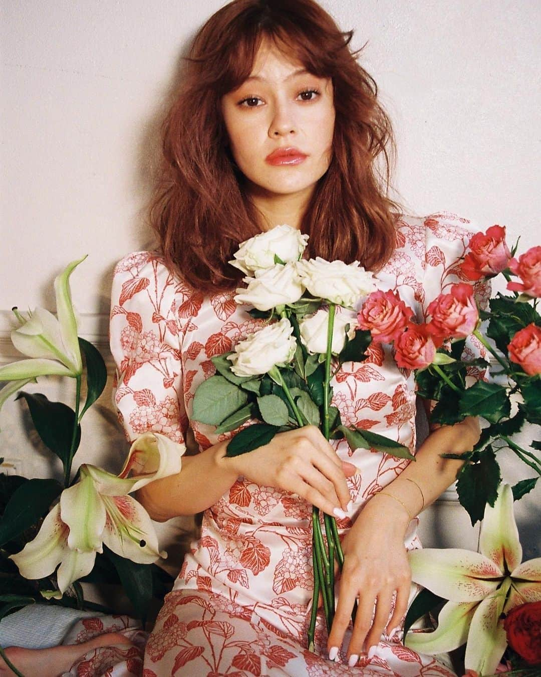 emmaさんのインスタグラム写真 - (emmaInstagram)「💐emmAddiction💐  今月号は「お花」 for @vivi_mag_official  Photographer : @kunomirei  Stylist : @linoyannn   Hair&Make : @rei_fukuoka Edit : @urarinurarin」7月22日 17時45分 - okss2121