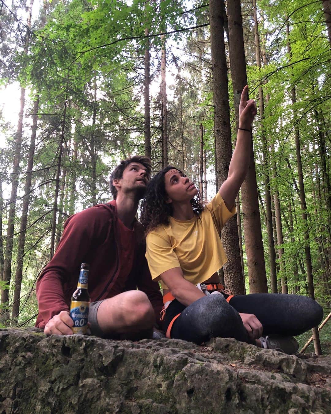 ヤン・ホイヤーのインスタグラム：「Looking for new projects in the frankenjura. With @krombacher #nullkommanull #erfolgsdurst #sportmachtdurst」
