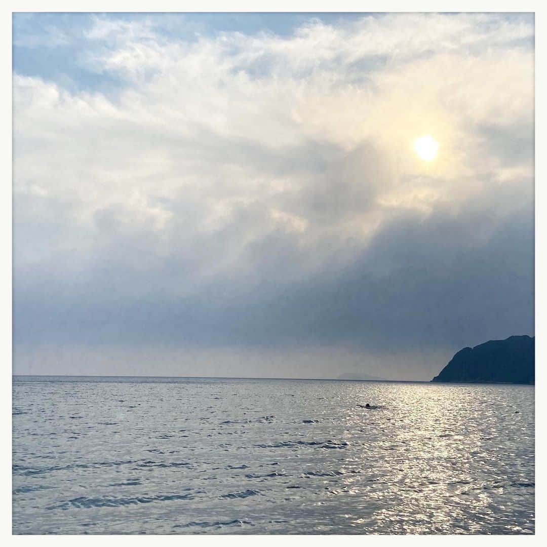 kumikoのインスタグラム：「海の家のない海岸はノンビリしてていい感じ。 この夏事故なく過ぎますように。。。」